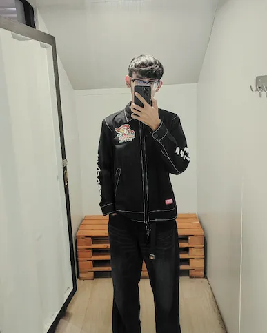 Pria dengan jaket kulit hitam di dalam ruangan